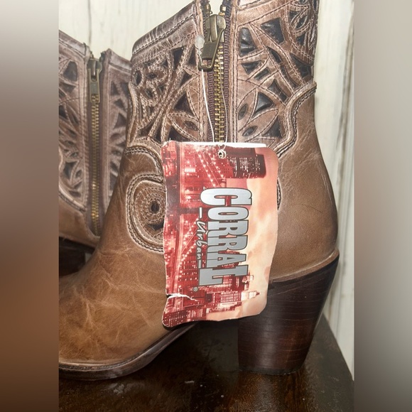 Corral Women's Urban Line Tan Ankle Booties-NWT - Picture 7 of 9
